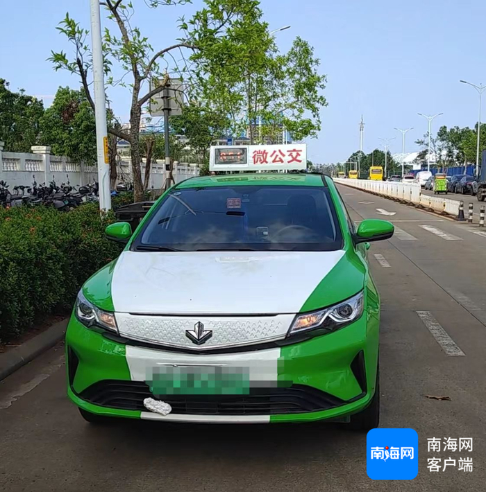 正在博学路候客的微公交。记者 王小畅 摄