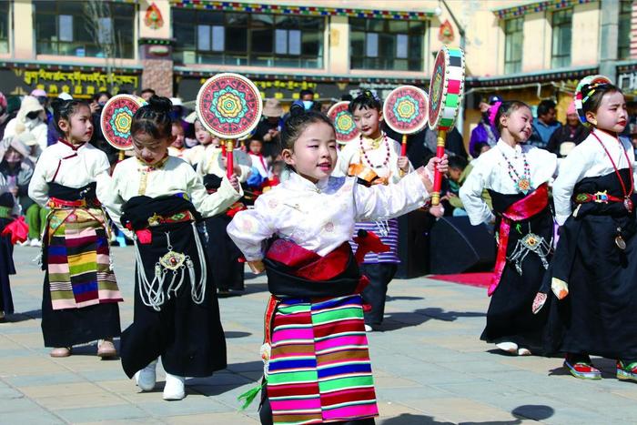 孩子们跳起藏族传统舞蹈。囊谦县中心光明幼儿园供图