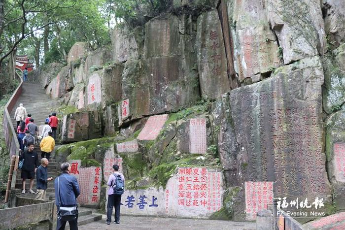 鼓山灵源洞的摩崖石刻成为游客打卡地。 福州晚报记者 王光慧 摄