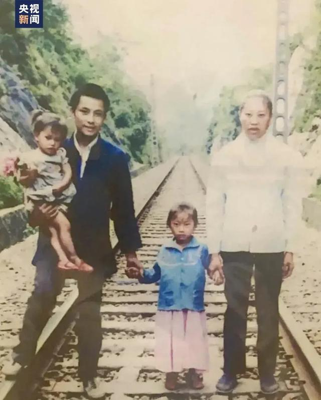 △杨妞花与爸爸杨新民、妈妈熊棉衣、姐姐杨桑英现存唯一一张全家福。