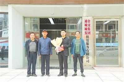 通城县关爱退役军人协会负责人慰问杜志军（右二）。 （湖北日报通讯员 童军 摄）