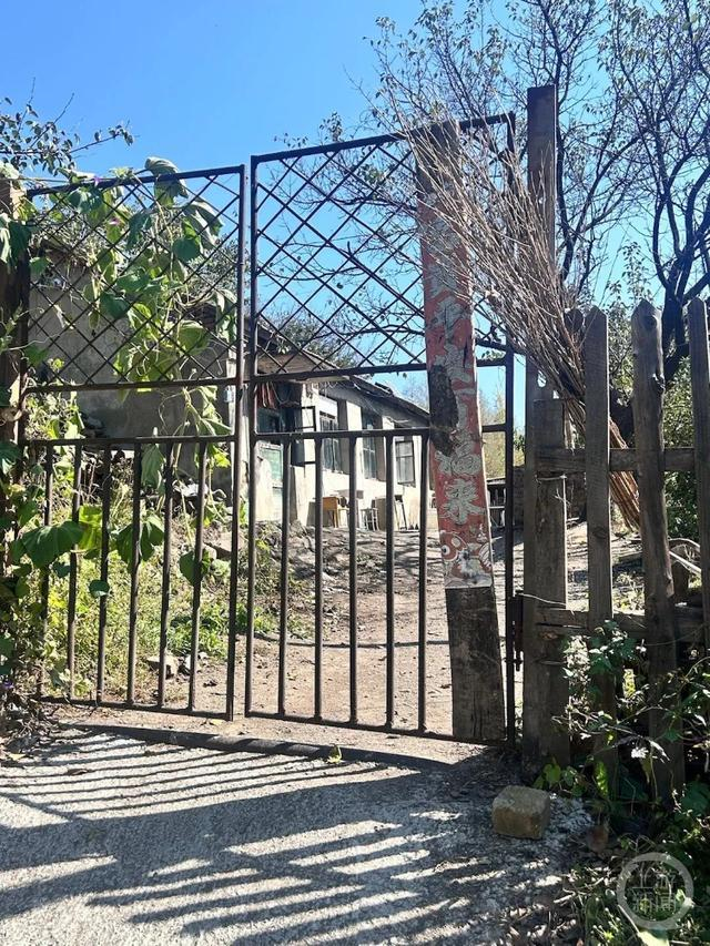 网友十一期间前往“东北雨姐”位于本溪的基地实地探访，发现门窗紧锁。网络图