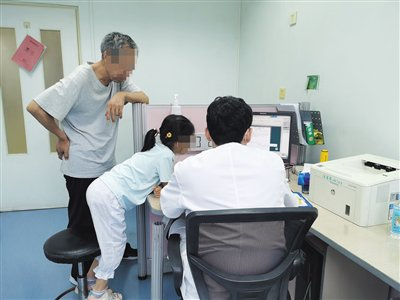 北京儿童医院开设北京首家拒学门诊，医生正在接诊。新京报记者 戴轩 摄 