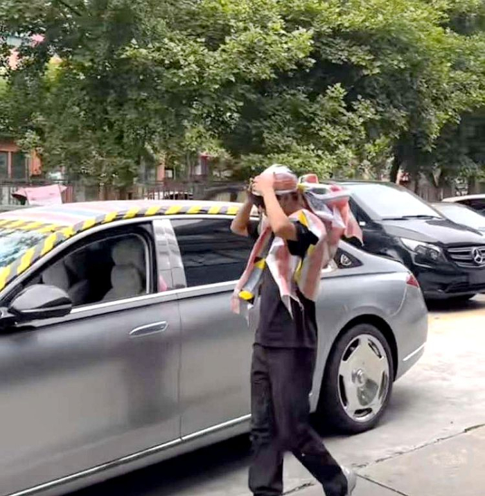 一些奔驰车主模仿该车主，用三色雨布装饰车顶。    车主短视频账号截图