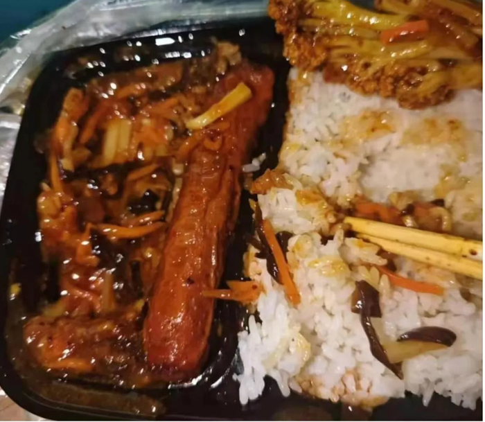 小潘订单截图和实际收到的鱼香肉丝（图片来源：重庆江津法院）