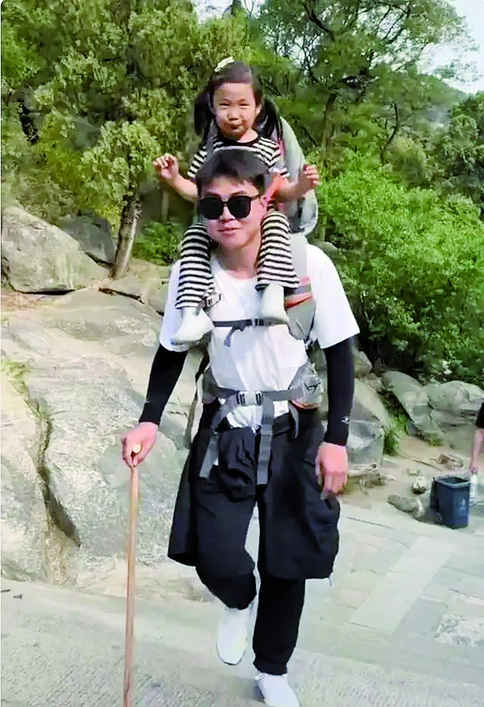     付同学“陪爬”泰山