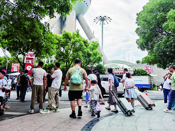     东方明珠塔下，不时可以看到拖着行李前来的游客。