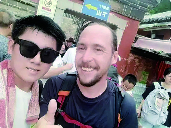     小孙接到意大利游客订单，一起登泰山。