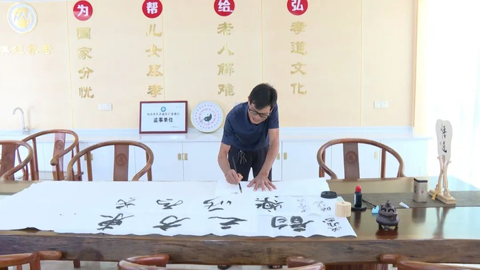 　　符赞长在练字。东方市融媒体中心 摄