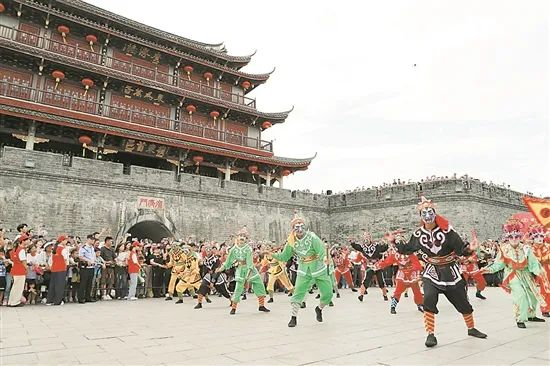广济楼下跳起英歌舞