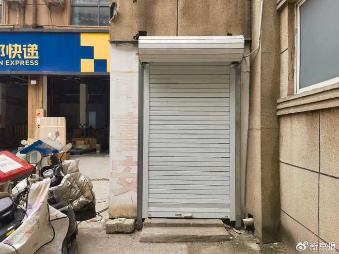 10月12日，可喜安郑州十里铺店关门停业，原本挂在卷帘门上方的“可喜安”招牌已被拆除。 新京报记者 程亚龙 摄