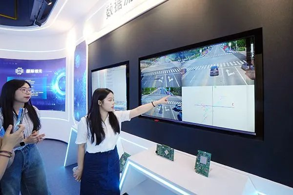 宜昌市点军区“信息高铁”华中枢纽站为客户提供算力服务。（支点记者 陈勇 摄）