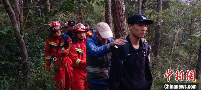 图为在江西庐山景区，警民联手紧急救援被困游客。干昌健 摄