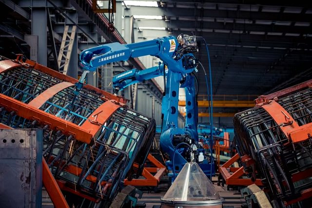 隧道股份海盐智造工厂的管片钢筋骨架示教型自动焊接系统 本报记者 刘杨 摄