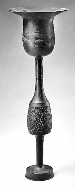     图1 黑陶高柄杯（山东省文物研究院）