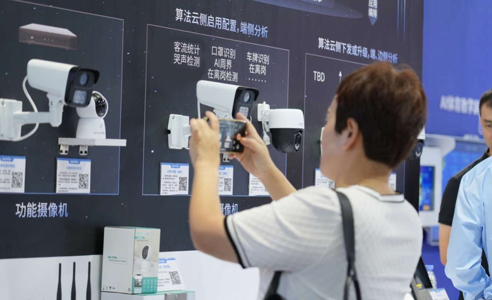 图 现场观众拍摄宇视产品