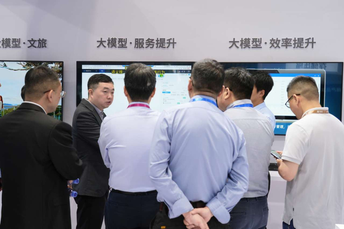 图 宇视科技副总裁林凯现场讲解宇视大模型