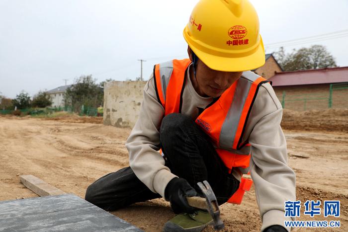   10月11日，中铁二十一局建设者正在进行拼装模板作业。新华网（刘欣瑜 摄）