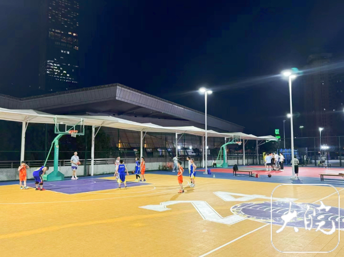 市民在打篮球。（合肥体育中心供图）