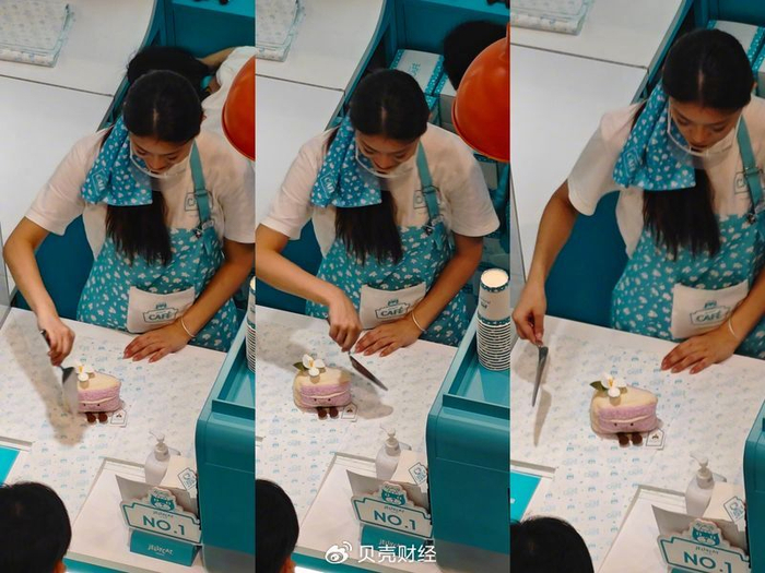 10月11日，jELLYCAT工作人员为消费者进行无实物“表演”。新京报贝壳财经记者 俞金旻 摄