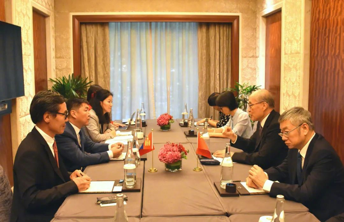 第19届亚太首席大法官会议期间，张军会见蒙古最高法院首席大法官冈卓力格。