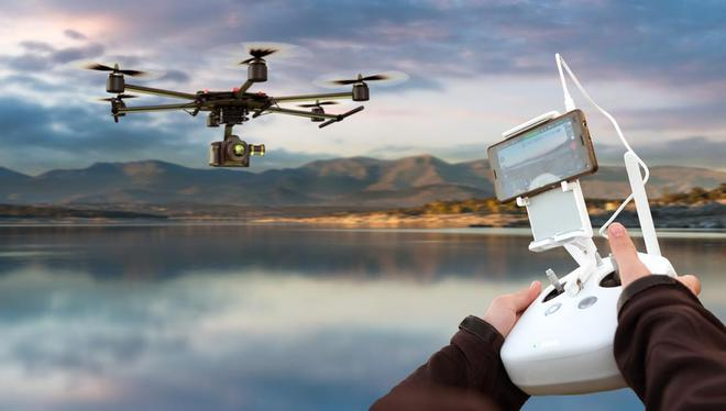 遥控操控的无人机（图片来源：veer图库）