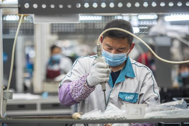 利欧泵业生产车间正在忙碌的工人。 受访者供图