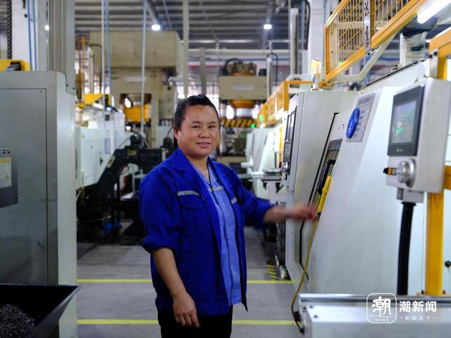 浙江东禾机电制造有限公司技术工人正操作数控车床。 图片来源：潮新闻