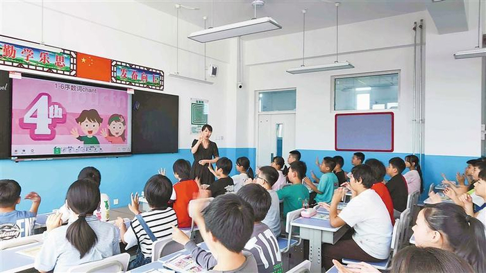     王俊萍正在讲课。（受访者提供）