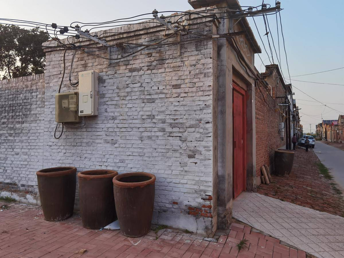 十二里村“退休”的水缸。 （湖北日报全媒记者 余宽宏 摄）