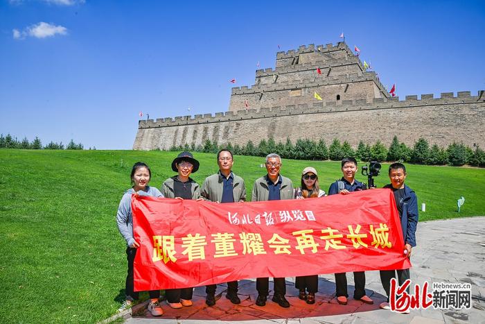 7月25日，跟着董耀会再走长城小分队成员在陕西省榆林市榆阳区镇北台。 河北日报记者赵杰 摄