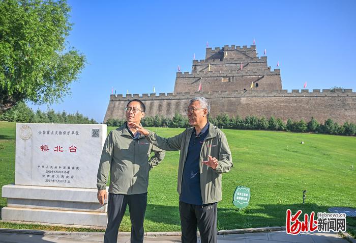 7月25日，董耀会（右）与河北日报记者在陕西省榆林市榆阳区镇北台交流。 河北日报记者赵杰 摄