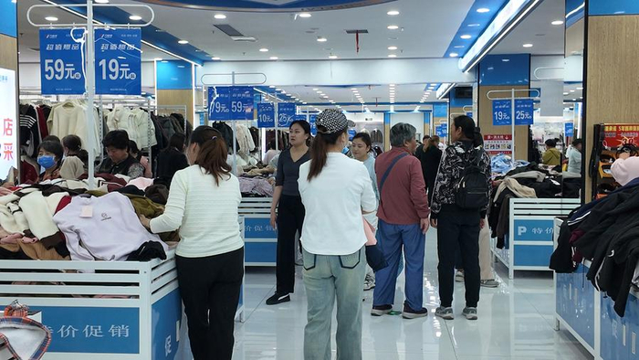 万客来超市内人头攒动。