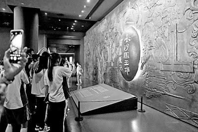 游客在湖南博物院长沙马王堆汉墓陈列展厅参观。新华社发