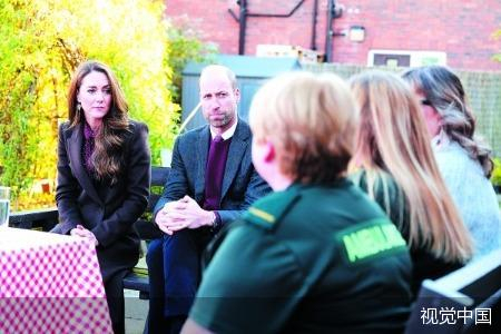 10日，威廉王子和凯特王妃会见救援人员和今年早些时候在绍斯波特持刀袭击事件中的遇难者家属。