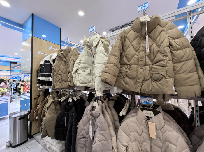 万客来服装超市内的不少羽绒服只卖100多元。