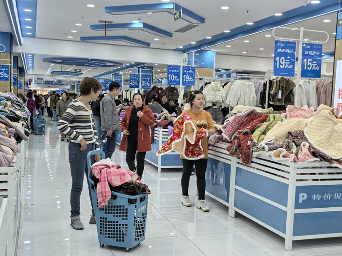 消费者选购的服饰填满购物篮。