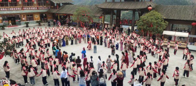 ▲高校组织学生到石椅村参加感恩活动。