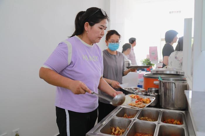 　　工作人员为老年人盛饭。图片来源：阿拉善盟融媒体中心