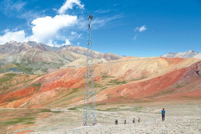 国网青海海西供电公司员工在苏里乡组立苏里35千伏输变电工程106号铁塔