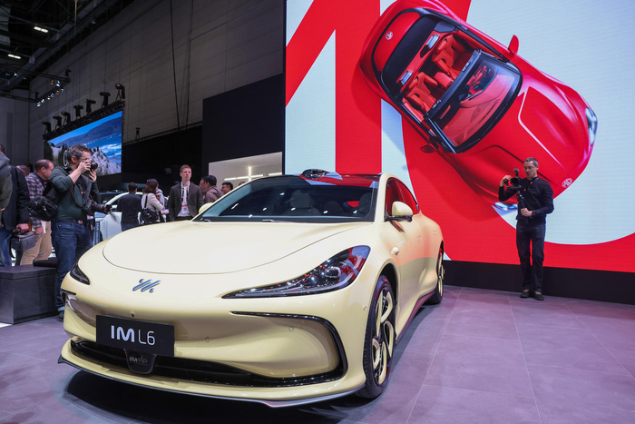 ▲当地时间2024年2月26日，在瑞士日内瓦国际车展开幕当天，上汽集团MG展台上展示的IM L6电动轿车。图据视觉中国