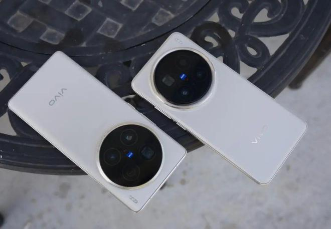 vivoX100Ultra与vivoX200Pro｜图片来源：极客公园