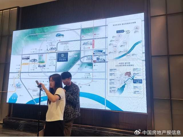 现场直播卖房。徐凡淋/摄