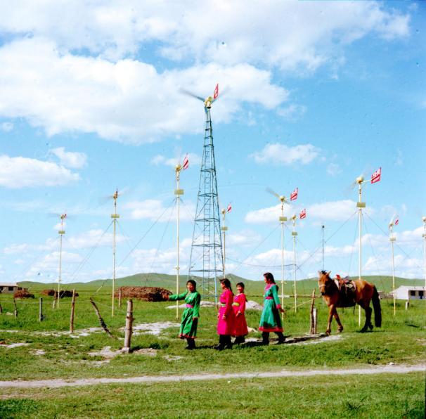 锡林郭勒盟太仆寺旗贡宝力格公社黑沙图大队的风力发电机机群。（1981年11月10日发）新华社记者 白斯古郎 摄