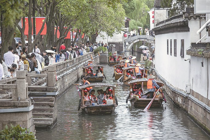 国庆假期，江苏省苏州市平江路历史文化街区游人如织。 图片来源：视觉中国