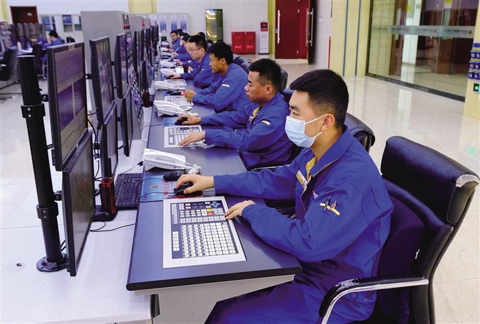 九月三十日，在国能榆林化工有限公司的大数据中心，技术工人在监测数据。