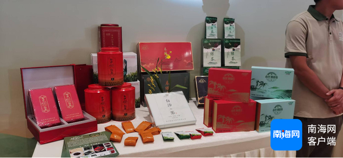 白沙茶企展示的多款茶叶。记者 梁振文 摄