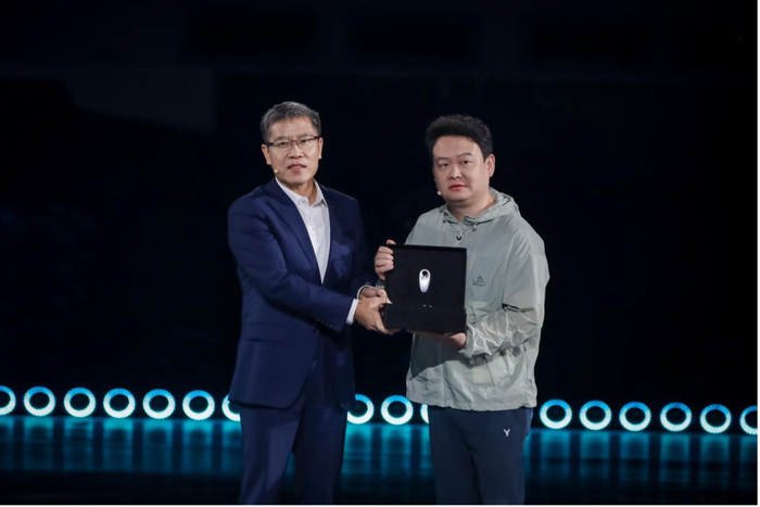 东风汽车总经理、党委副书记周治平向首位岚图知音用户交付新车