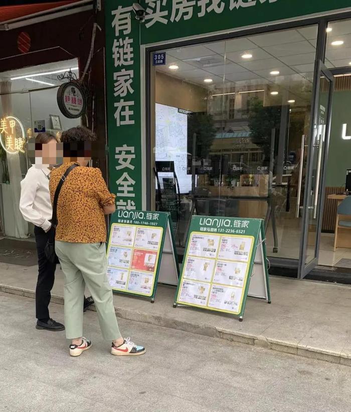 上海一链家门店，有客户正在咨询 每经记者 包晶晶 摄