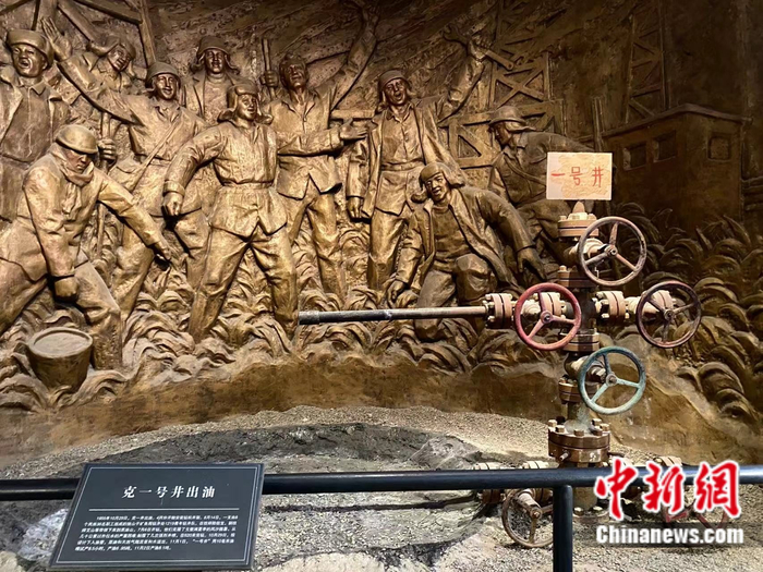  克拉玛依博物馆内的“克一号井出油”模型。苏亦瑜 摄